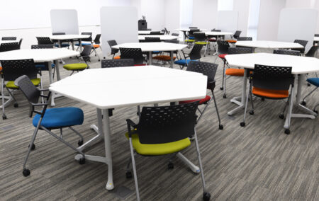 机や椅子の配置を自由にアレンジできる教室（SALA：Saitama Active Learning Area）