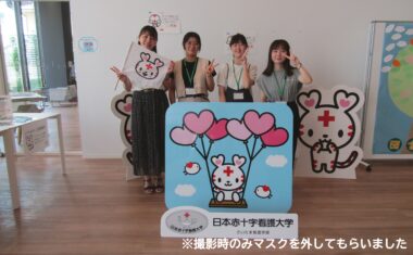 受付では在学生とハートラちゃんがお出迎え