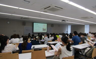 大学説明：メイン会場に入りきれなかった皆様はサテライト会場で視聴いただきました