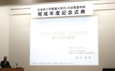 ▲講演される鈴木俊彦日本赤十字社副社長