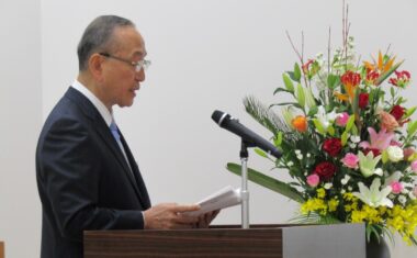 ▲式辞に立つ富田博樹理事長