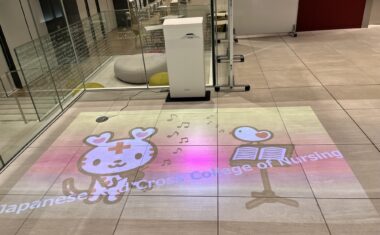 ▲床面デジタルサイン、ハートラちゃんが出迎えます
