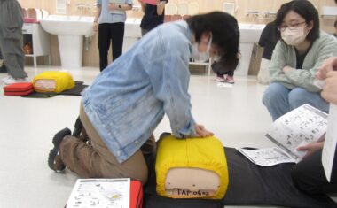 ▲一次救命処置（心肺蘇生やAEDを用いて、心臓や呼吸が停止した傷病者を救命するための緊急処置）の様子