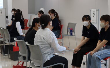 個別相談：在学生の本音を聞くことができます