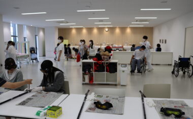 看護技術体験：２つの実習室に多様な体験コーナーを設置