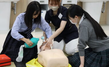 看護技術体験：真剣なまなざしの参加者の皆様