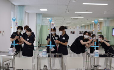 看護技術体験：在学生がサポートするので気軽に参加できます