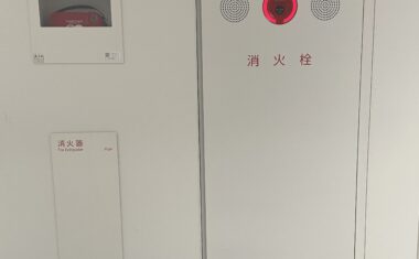 ▲壁に埋め込まれた消火器、消火栓、AED