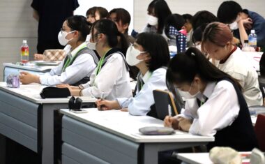 緊張しながらも、真剣に受講していただいた高校生の皆さん。「看護師への憧れが強くなった」と感想を寄せてくださいました。