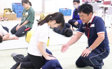 ▲指導員からアドバイスをもらっている様子