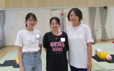 ▲救急法基礎講習に参加したYさん、Nさん、Iさん