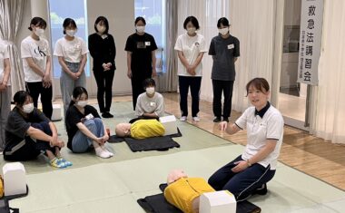 ▲指導員から真剣に話を聞く様子