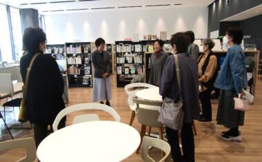 ▲大宮館（図書館）を見学される様子