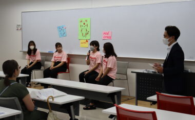 トークショーでは来場者からの質問に教員と在学生が本音で回答