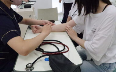 多くの在学生が参加者に手技を披露