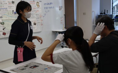 高齢者疑似体験では身体的な不自由さを学びます