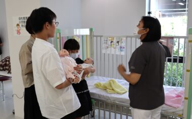 「赤ちゃんの抱っこはこんなに難しいんだぁ」