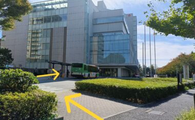 日本赤十字社医療センターが見えたらバスロータリーの入口から入ります。