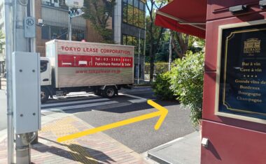 歩いてすぐの交差点は横断せずに、歩道に沿って右折します