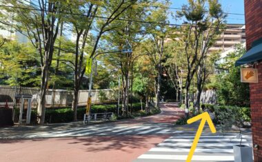 横断歩道を渡り、坂を登ります