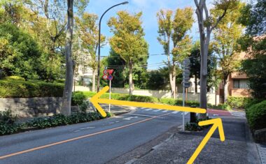 突き当りのT字路を左折します。