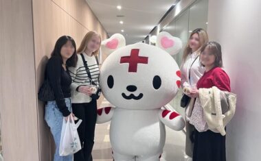 　　＜交換留学生とハートラちゃん＞