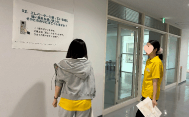 SKV（災害救護ボランティアサークル）の学生は防災委員会の教員とともにガイダンスの準備を行いました。