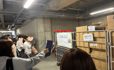 非常食や備蓄品がある倉庫も見学し、災害時に必要な知識を学びます。