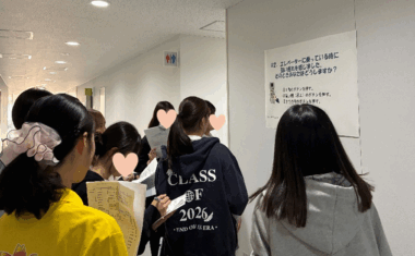 新入生、新年職員はグループ単位で防災に関するクイズに挑戦しながら校内を巡ります。