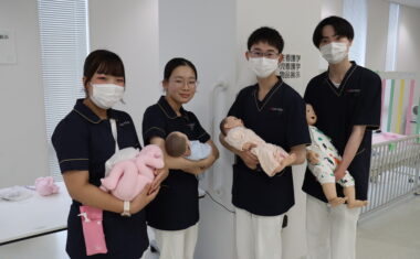 乳児モデルの抱っこ体験。命の重み感じることができます