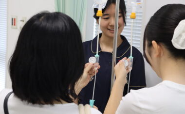 学生が丁寧にレクチャーします