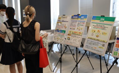 クイズに答えて防災食をゲット！